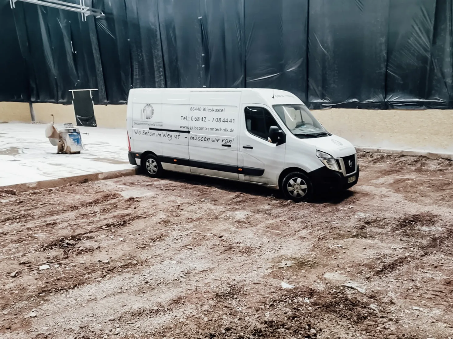 Transporter in einer Halle neben dem geöffneten, zuvor freigeschnittenen Hallenboden
