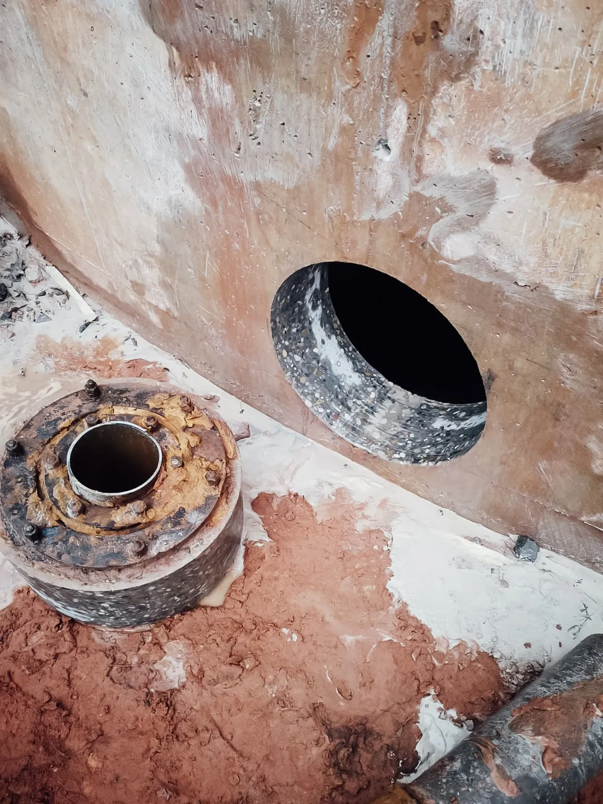 Große Kernbohrung in einer Betonwand, daneben eine zweite bereits gesetzte Öffnung