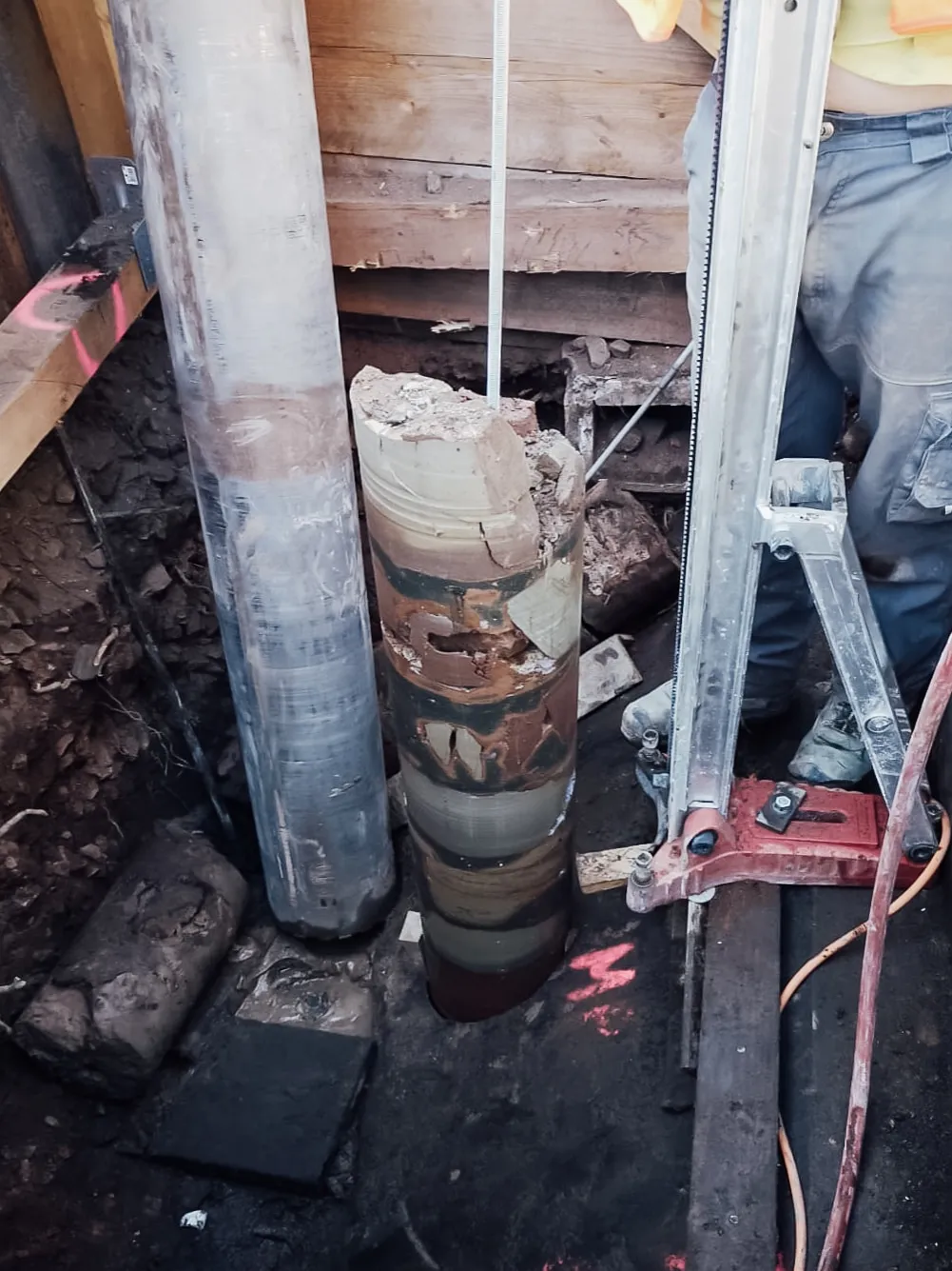 Kernbohrgerät mit mehreren Bohrkronen im Arbeitseinsatz an einer Baugrube