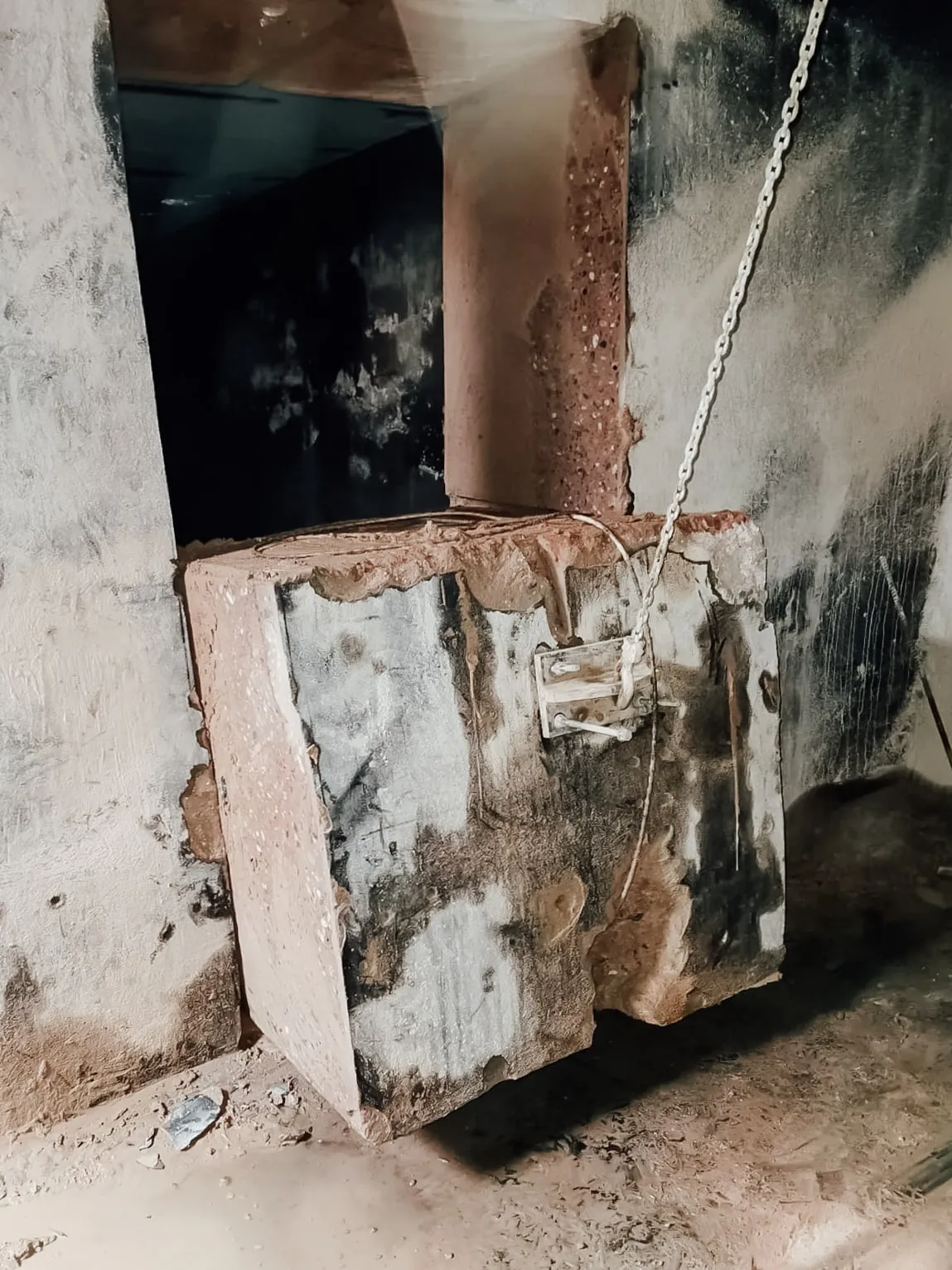 Mit der Seilsäge herausgetrennter Betonblock in einer Wandöffnung