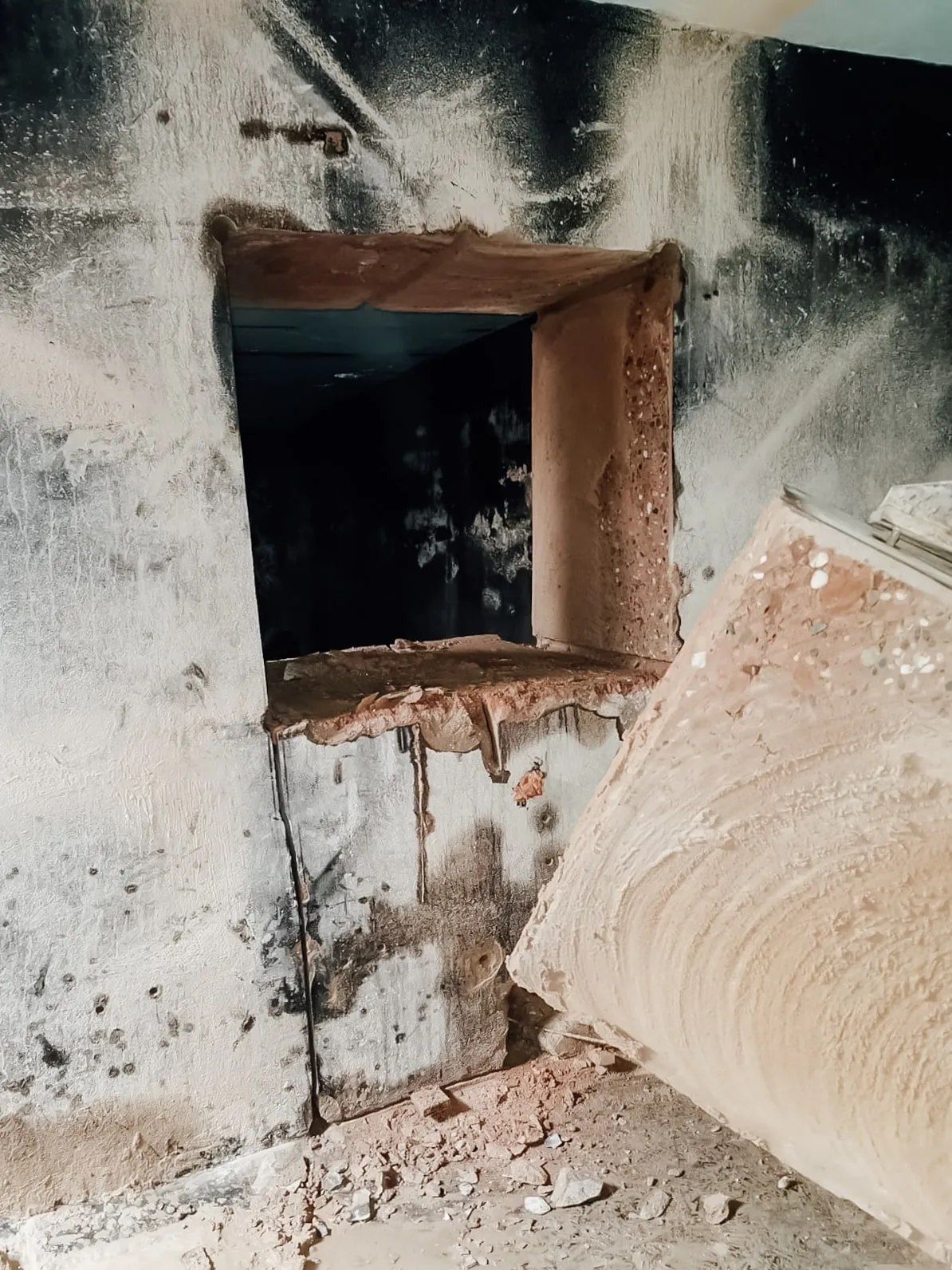 Betonteil im Moment der Entnahme aus einer gesägten Wandöffnung