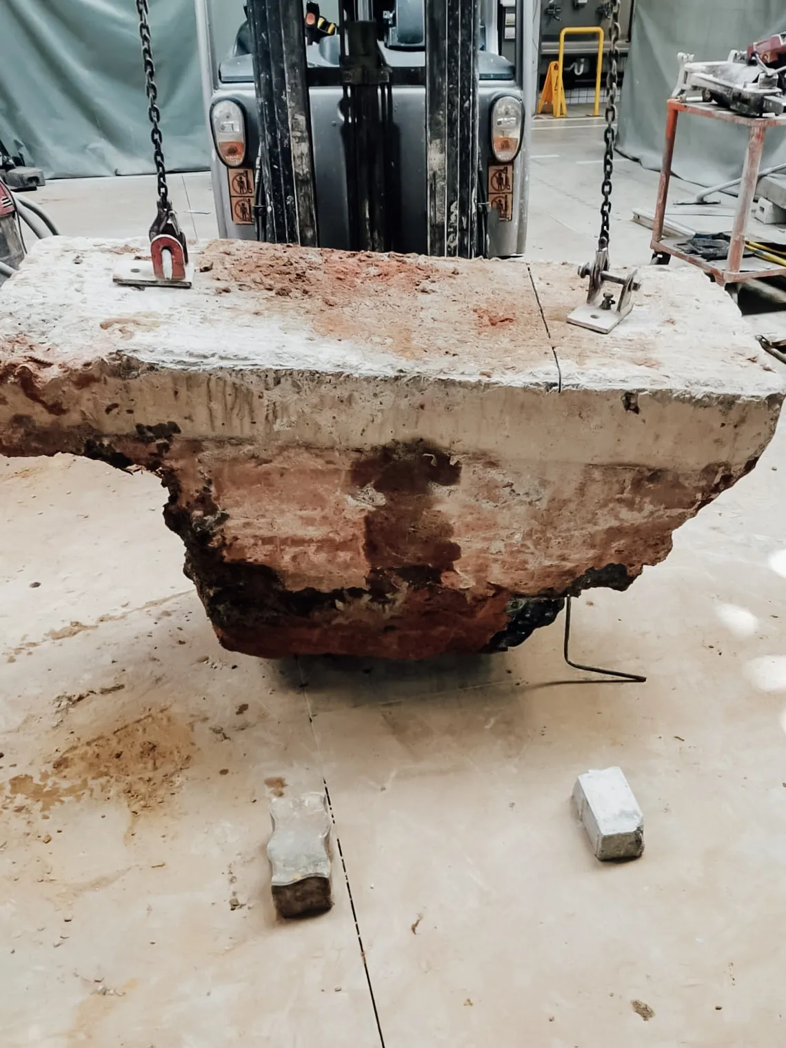 Unterseite eines herausgesägten Betonteils mit sichtbarer Schnittfläche