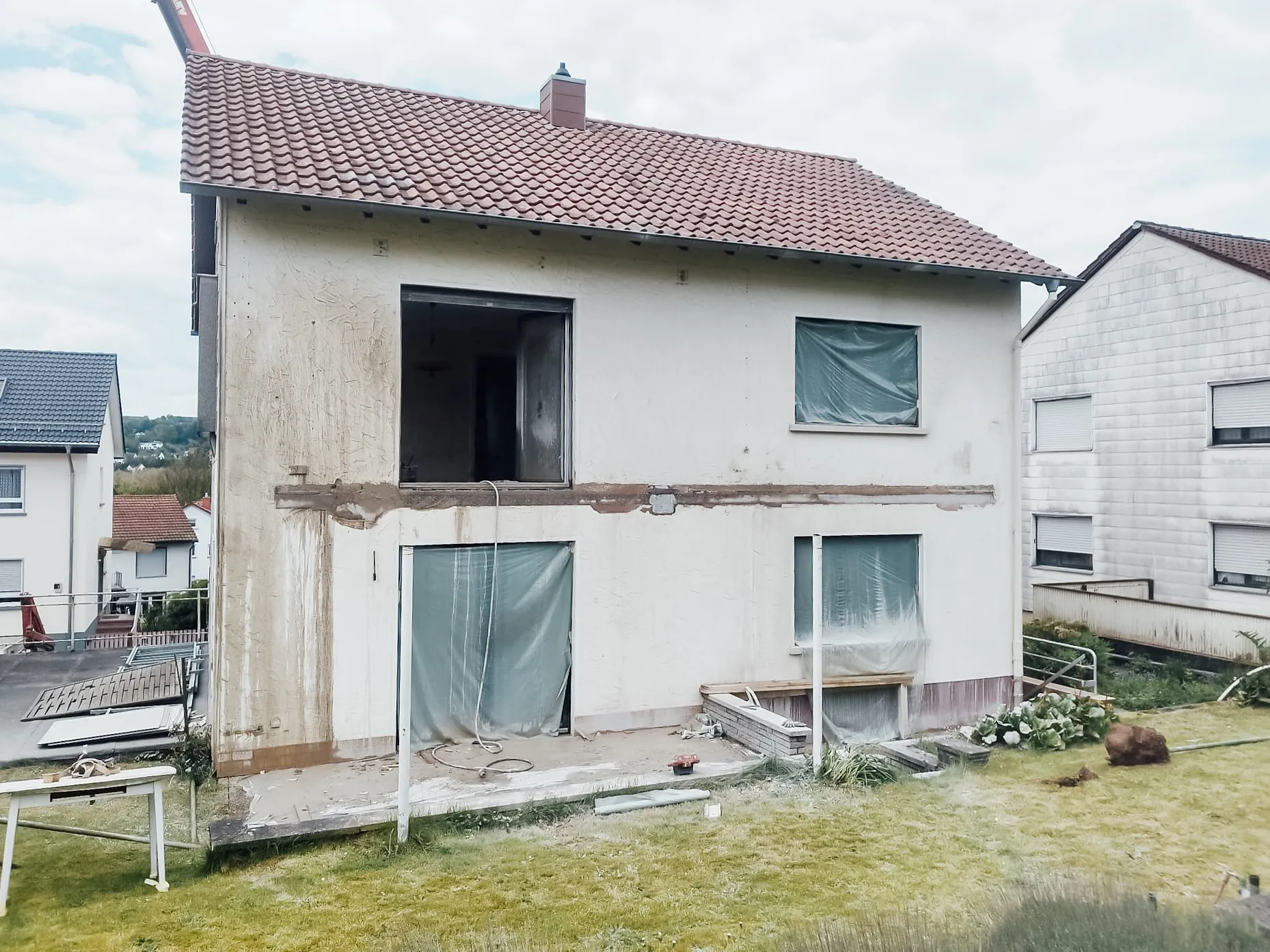 Wohnhaus im Rohbau mit nachträglich gesägten Fensteröffnungen